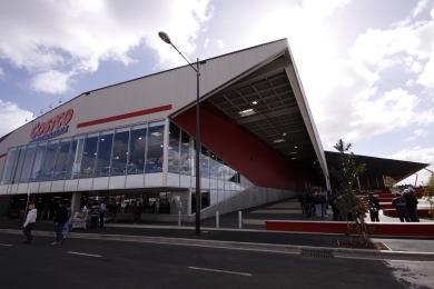 Costco has three outlets in Australia, the latest being in Canberra. It has almost 600 around the world. Costco has three outlets in Australia, the latest being in Canberra. It has almost 600 around the world.