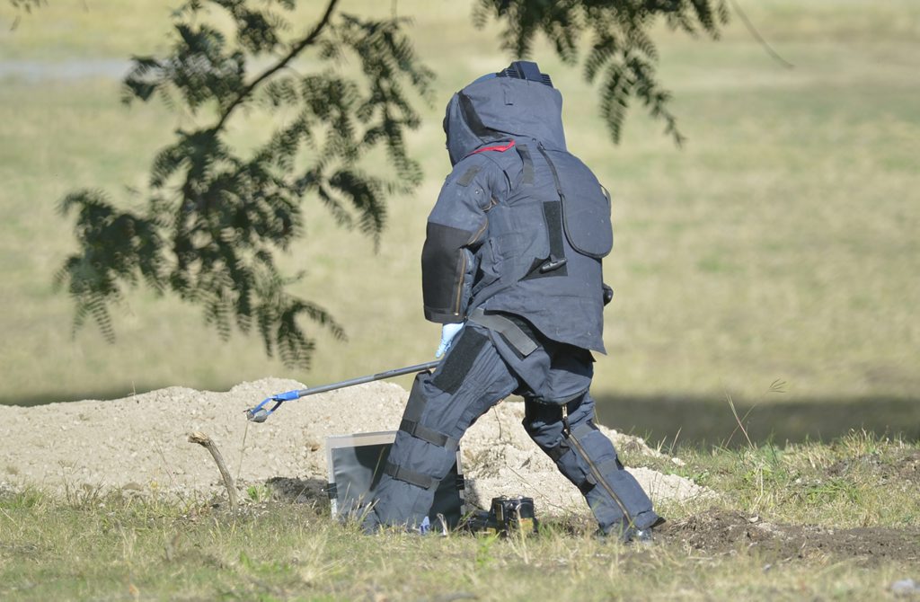 The bomb squad were called to the site of the old Bremer State High School on Grange road where a suspicious device was located and inspected. Photo: Rob Williams / The Queensland Times The bomb squad were called to the site of the old Bremer State High School on Grange road where a suspicious device was located and inspected. Photo: Rob Williams / The Queensland Times