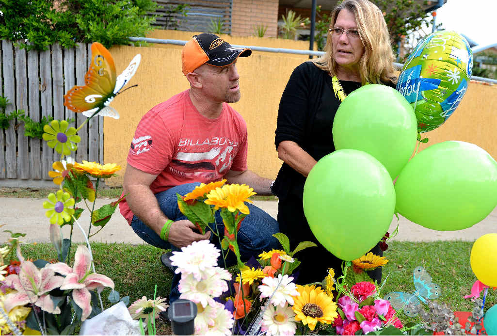 GRIEF: Vicki Blackburn and her husband Paul Beardmore place balloons and flowers where Shandee was murdered. GRIEF: Vicki Blackburn and her husband Paul Beardmore place balloons and flowers where Shandee was murdered.