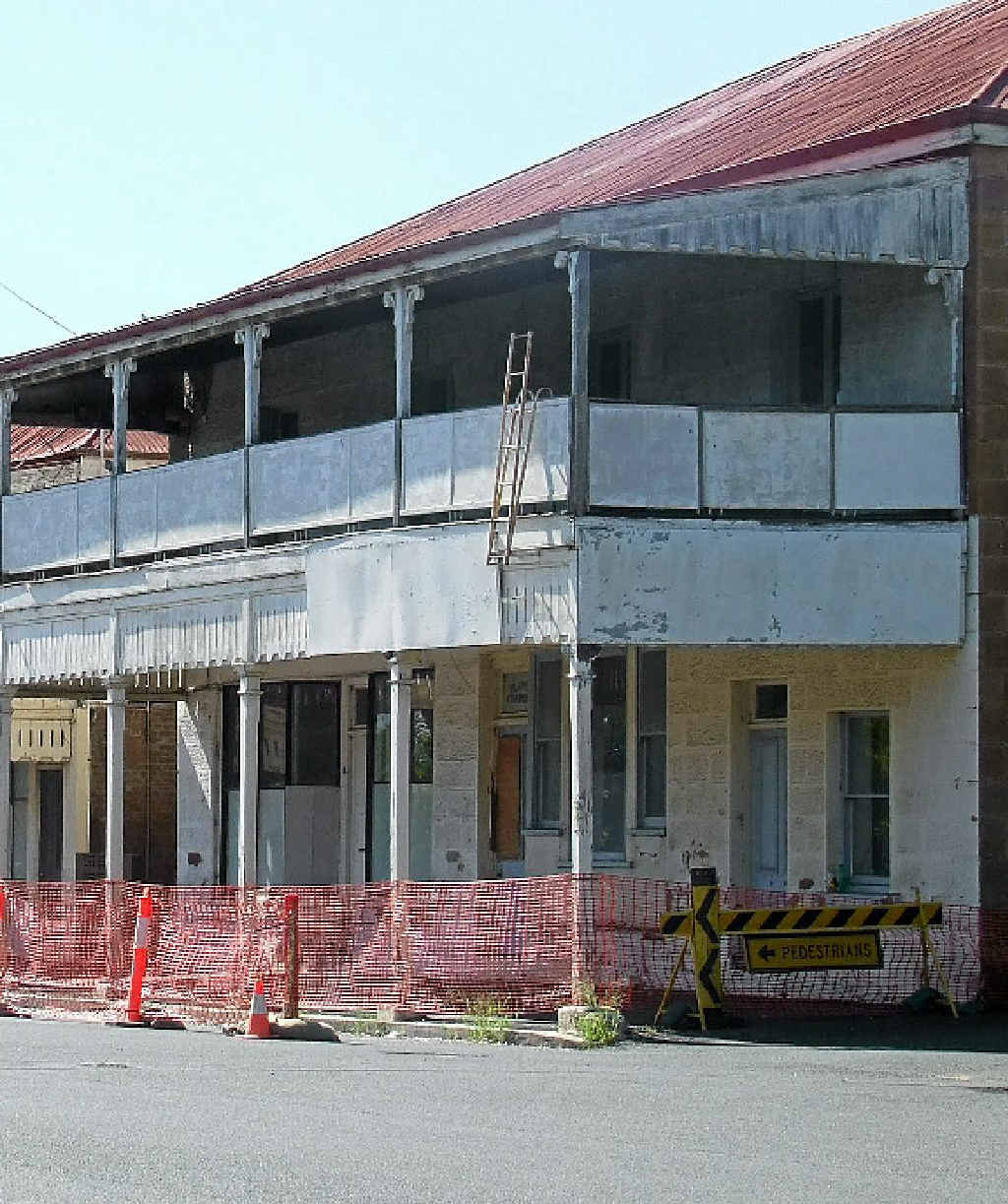 Developers can now demolish Plumbs Chambers in Warwick. Developers can now demolish Plumbs Chambers in Warwick.