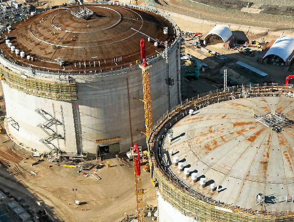 Bechtel has claimed a world first after raising three tank roofs in three weeks. Bechtel has claimed a world first after raising three tank roofs in three weeks.