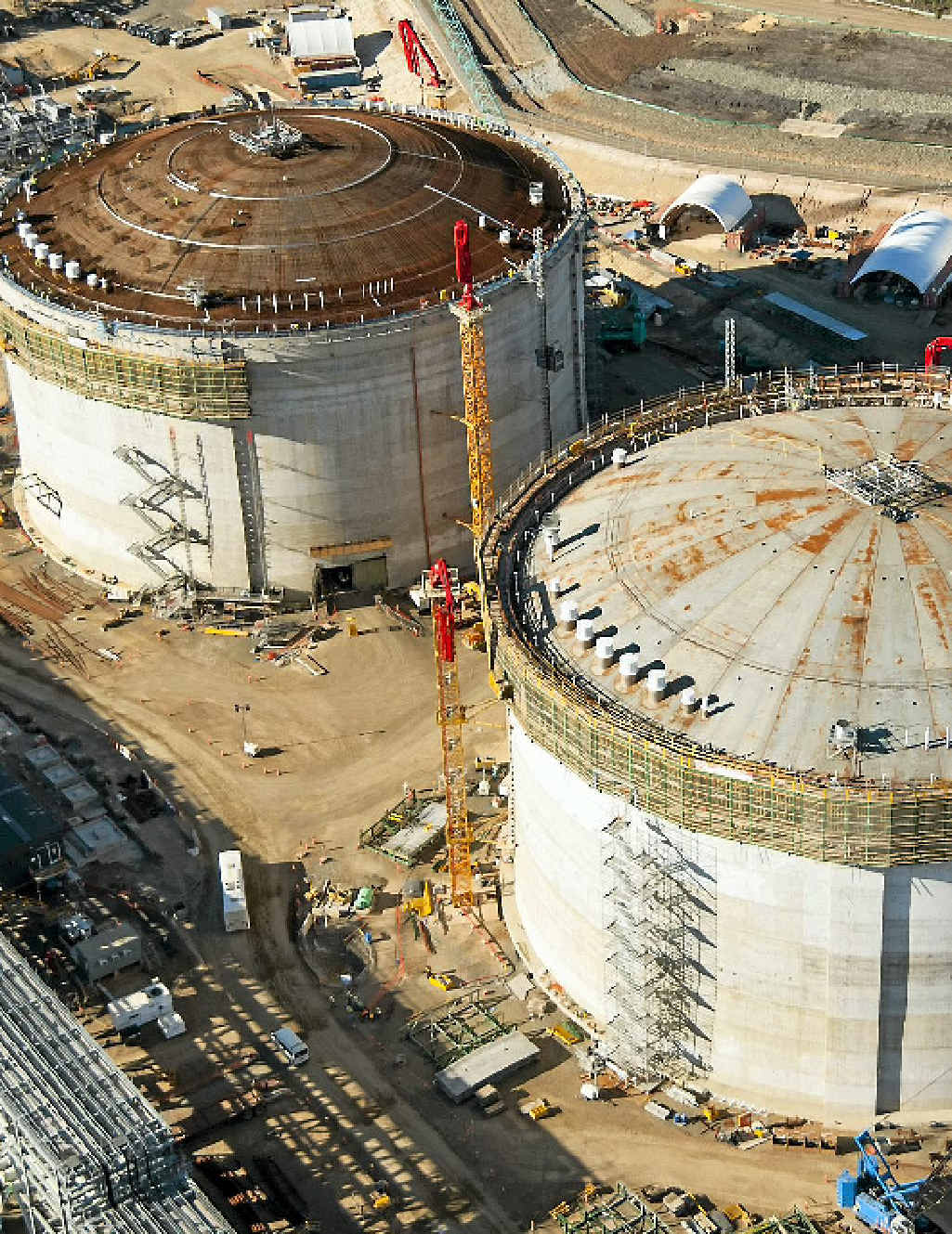 Bechtel has claimed a world first after raising three tank roofs in three weeks. Bechtel has claimed a world first after raising three tank roofs in three weeks.