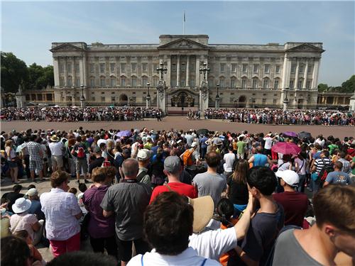 A crowd builds outside Buckingham Palace awaiting news of the royal birth. A crowd builds outside Buckingham Palace awaiting news of the royal birth.