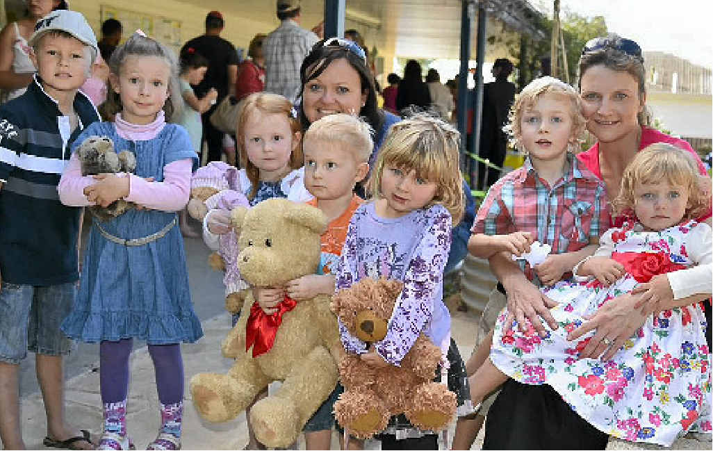 Lachlan Pierce, Evelyn Walsh, Emma, Amanda and Riley Pierce, Dakota Hockings, Rory, Kylie and Ava Farrell at the Teddy Bears Picnic.