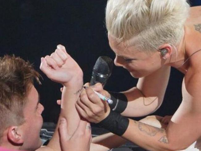 Pink signing her superfan's wrist. Pink signing her superfan's wrist.