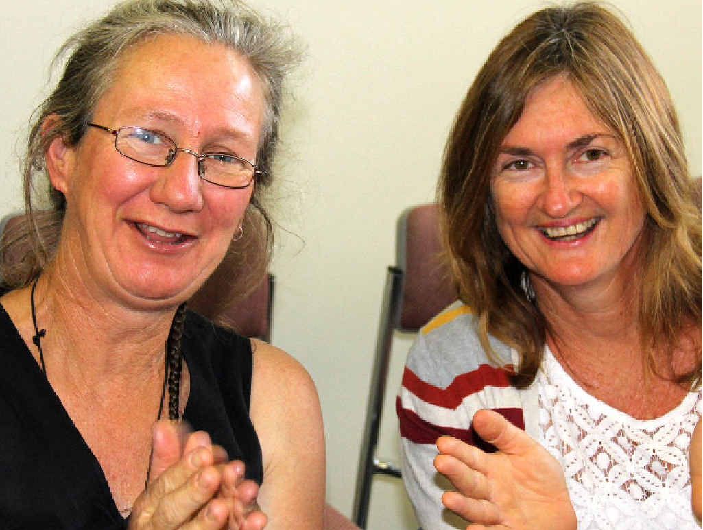 ROUND OF APPLAUSE: Annie Brown and Sandi Cohen. ROUND OF APPLAUSE: Annie Brown and Sandi Cohen.