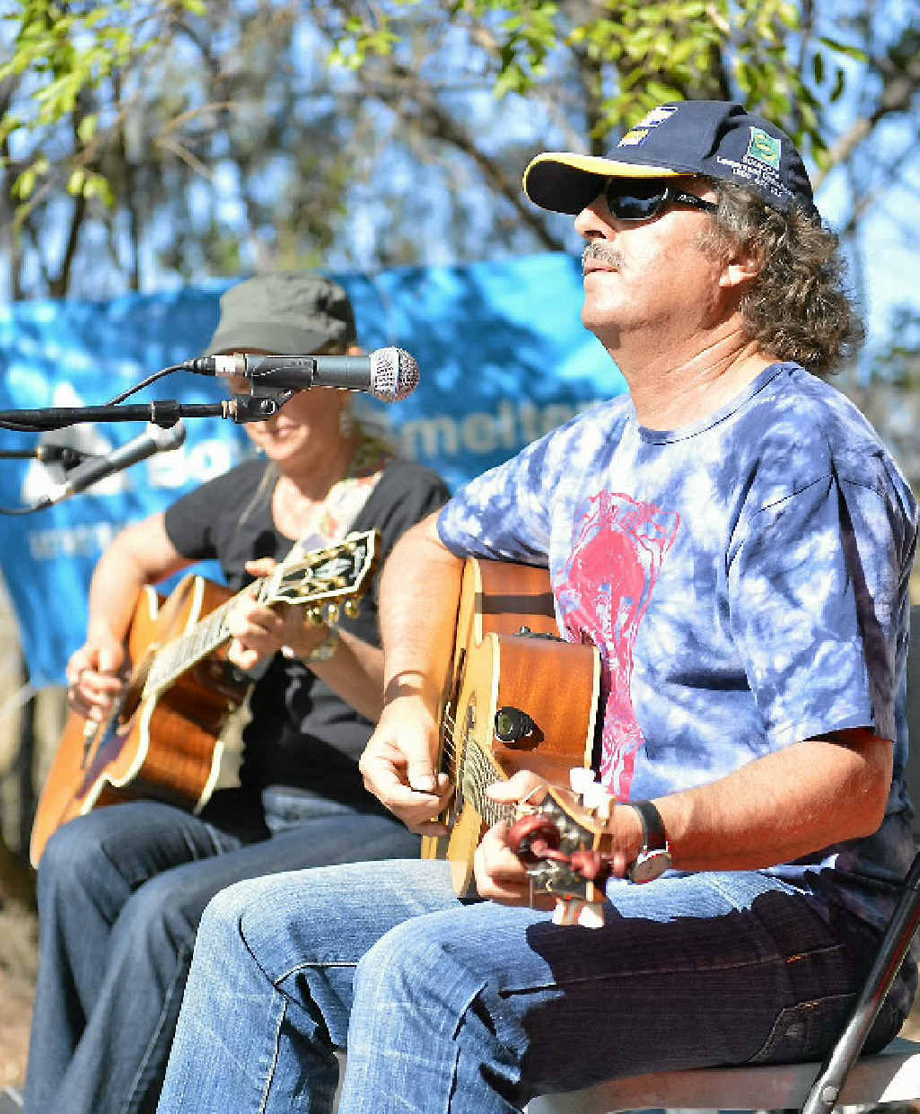 Duo called Suska during the Beach Arts Music festival, Tannum Sands. Duo called Suska during the Beach Arts Music festival, Tannum Sands.