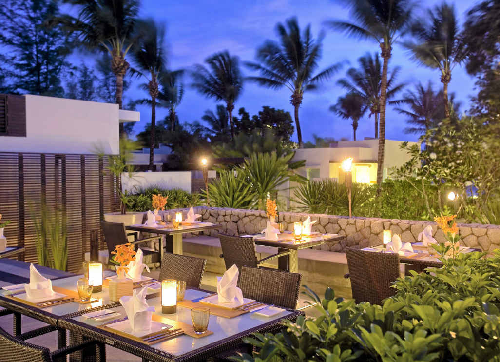 CANDLELIT DINNER: Cocktail mixing classes followed by dinner under the stars. CANDLELIT DINNER: Cocktail mixing classes followed by dinner under the stars.
