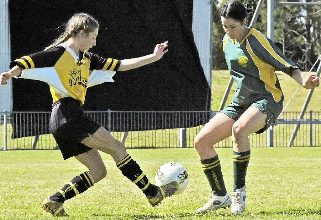 ABOVE LEFT: Breanna Rippon, of Goonellabah, takes on Dunoon’s Ruby Gerrish during the Girls Grade 16 grand final at Lismore’s Oakes Oval. ABOVE RIGHT: Goonellabah’s Chelsea Mengan (left) has this shot blocked by Dunoon’s Olivia Rose in the Girls Grade 16 grand final. ABOVE LEFT: Breanna Rippon, of Goonellabah, takes on Dunoon’s Ruby Gerrish during the Girls Grade 16 grand final at Lismore’s Oakes Oval. ABOVE RIGHT: Goonellabah’s Chelsea Mengan (left) has this shot blocked by Dunoon’s Olivia Rose in the Girls Grade 16 grand final.