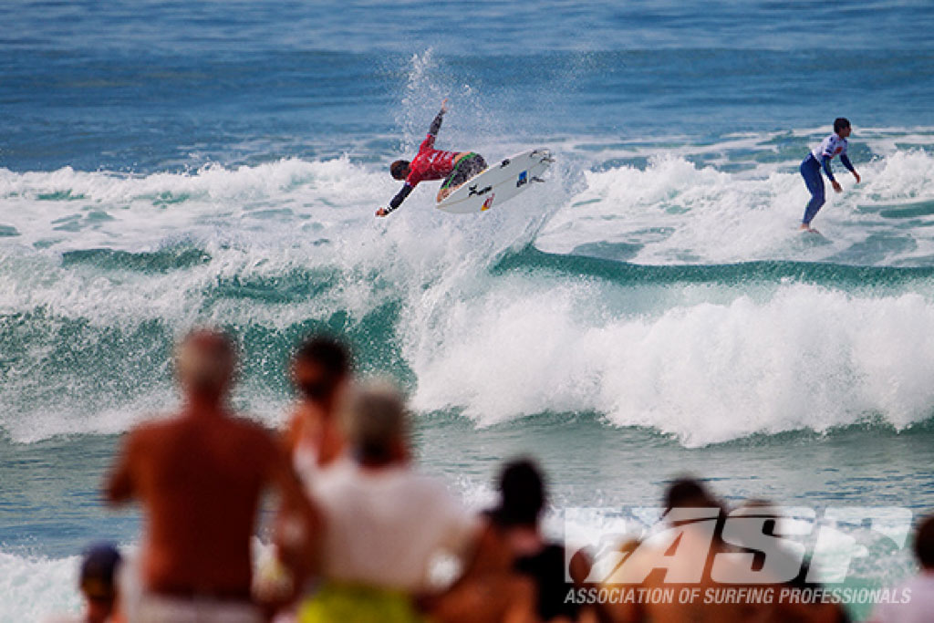 Julian Wilson (AUS) kept his roll going in Seignosse, advancing directly into the third round of competition. Julian Wilson (AUS) kept his roll going in Seignosse, advancing directly into the third round of competition.