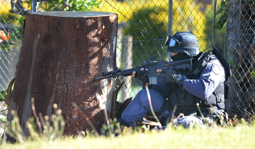 Police surround a house in Banora Point. Police surround a house in Banora Point.