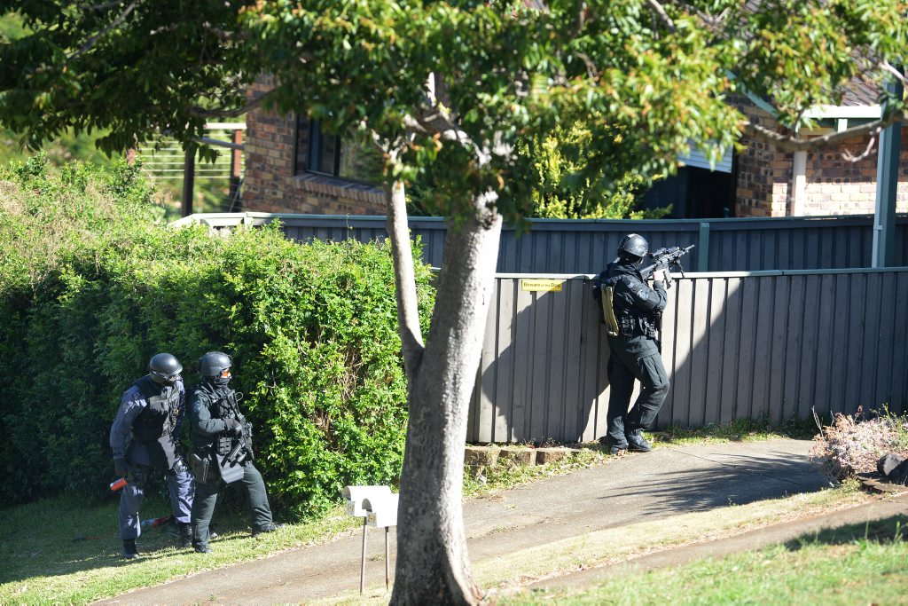 Police surround a house in Banora Point. Daily News Police surround a house in Banora Point. Daily News