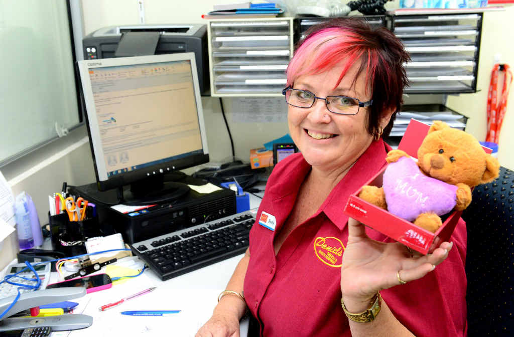 BALANCING ACT: Shelly Fox is a single working mum in Rockhampton. Inset: Shelly with her two daughters Emma and April Weldon. BALANCING ACT: Shelly Fox is a single working mum in Rockhampton. Inset: Shelly with her two daughters Emma and April Weldon.