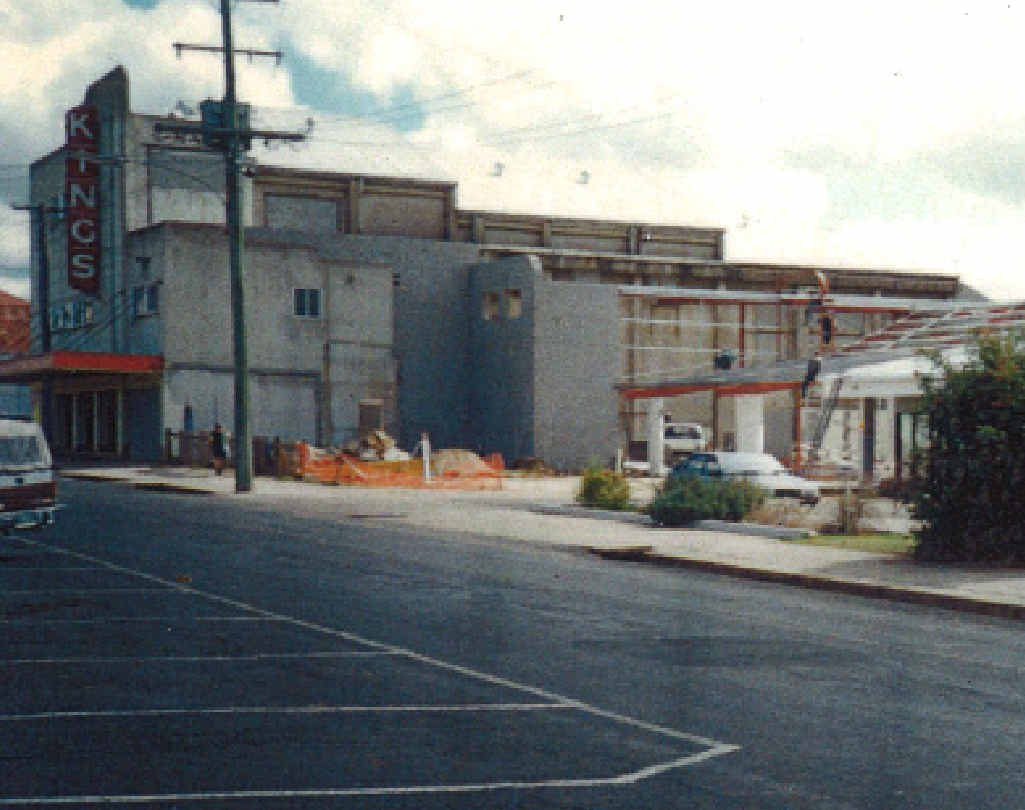 During the 90s, the RSL Memorial Club was extended to include King’s Theatre.