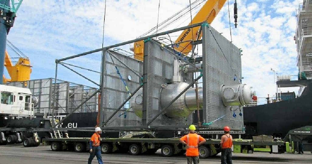 Modules being lifted onto the ship in New Zealand for the new Northern Oil Refinery in Gladstone. Modules being lifted onto the ship in New Zealand for the new Northern Oil Refinery in Gladstone.