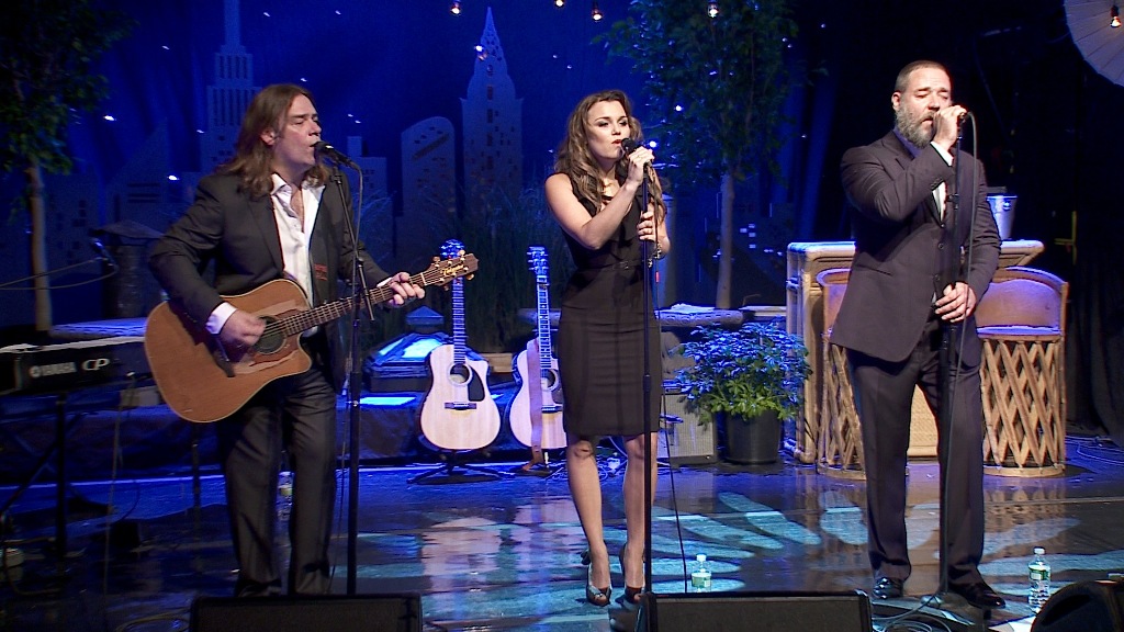 Russell Crowe and friends have performed the Garden Party throughout America. Russell Crowe and friends have performed the Garden Party throughout America.