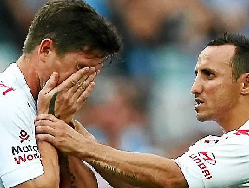 MISSED OPPORTUNITY: Heart’s Harry Kewell (left) reacts with Michael Mifsud after missing a penalty kick against Sydney FC at Allianz Stadium yesterday. MISSED OPPORTUNITY: Heart’s Harry Kewell (left) reacts with Michael Mifsud after missing a penalty kick against Sydney FC at Allianz Stadium yesterday.