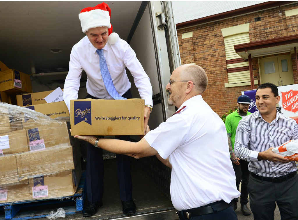 GIVING BACK: Ipswich Mayor Paul Pisasale and Steggles’ Charles Rapa (right) hand out frozen turkeys to Greg Pack (centre) from the Salvation Army. GIVING BACK: Ipswich Mayor Paul Pisasale and Steggles’ Charles Rapa (right) hand out frozen turkeys to Greg Pack (centre) from the Salvation Army.