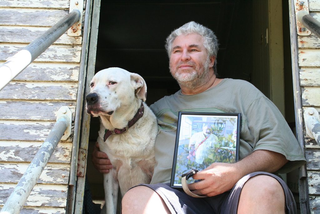 Les Allen's search for his twin brother David has ended in tragedy when David was found dead in Sydney. Les Allen's search for his twin brother David has ended in tragedy when David was found dead in Sydney.