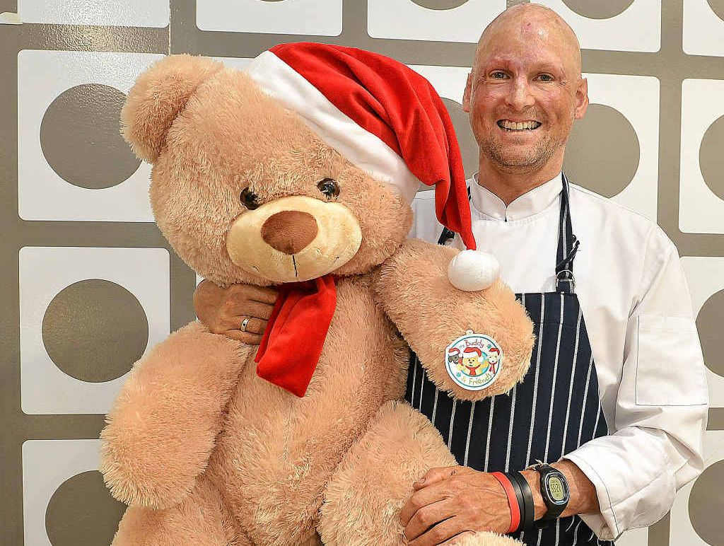 CHEERING UP FINN: Celebrity chef Matt Golinski appeared at Maroochydore’s Harvey Norman for a cooking demonstration. He organised this giant teddy bear for Finn Smith. CHEERING UP FINN: Celebrity chef Matt Golinski appeared at Maroochydore’s Harvey Norman for a cooking demonstration. He organised this giant teddy bear for Finn Smith.