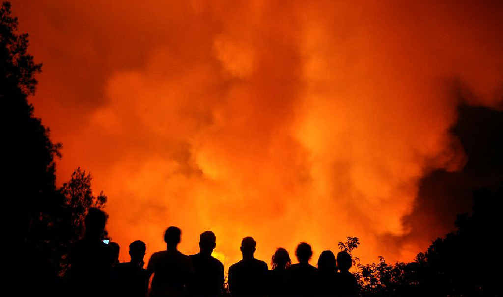 RESIDENTS of Figtree Hill keep an eye on the fire – taken by local woman Sue on Monday night. RESIDENTS of Figtree Hill keep an eye on the fire – taken by local woman Sue on Monday night.