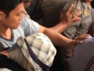Schapelle Corby is released from prison with her head covered. Source: Twitter Schapelle Corby is released from prison with her head covered. Source: Twitter