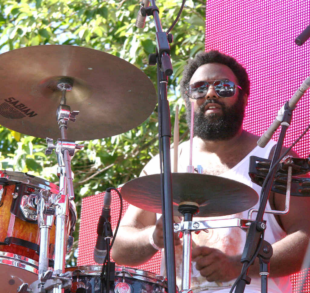 Busby Marou’s Jeremy Marou joins The Dawgs for a poolside music session in the sunshine at the Mercure Capricorn Resort on Sunday afternoon. Photo Mike Knowling / Capricorn Coast Mirror Busby Marou’s Jeremy Marou joins The Dawgs for a poolside music session in the sunshine at the Mercure Capricorn Resort on Sunday afternoon. Photo Mike Knowling / Capricorn Coast Mirror