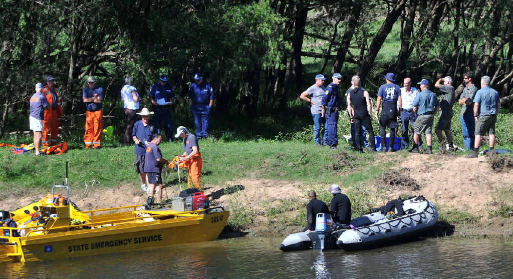 CRASH SCENE: SES and police divers search for plane wreckage at Ewingar, Yates Crossing, on the Clarence River. CRASH SCENE: SES and police divers search for plane wreckage at Ewingar, Yates Crossing, on the Clarence River.