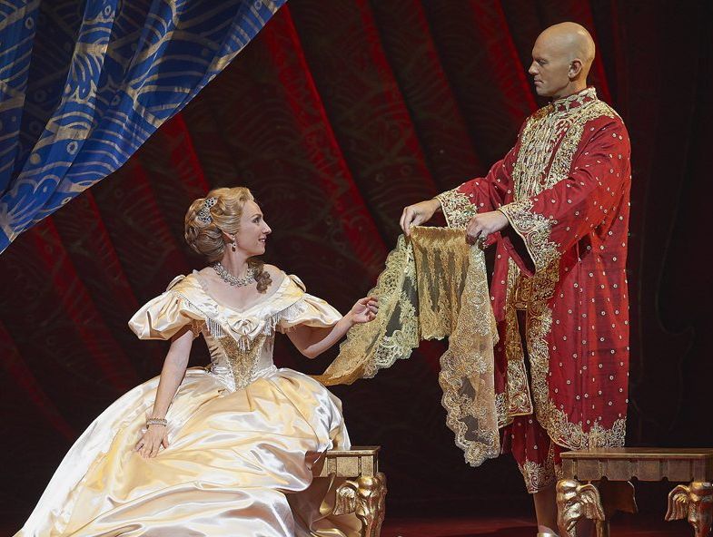 Lisa McCune and Teddy Tahu Rhodes star as Anna and The King of Siam. Lisa McCune and Teddy Tahu Rhodes star as Anna and The King of Siam.
