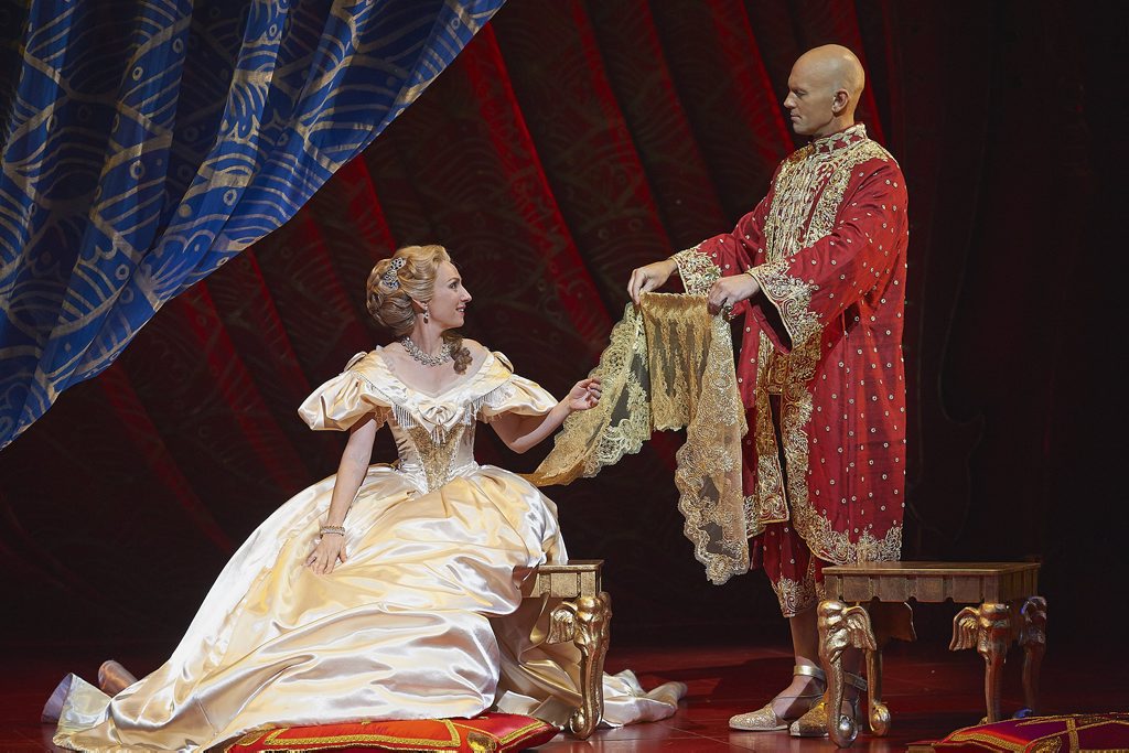 Lisa McCune and Teddy Tahu Rhodes star as Anna and The King of Siam. Lisa McCune and Teddy Tahu Rhodes star as Anna and The King of Siam.