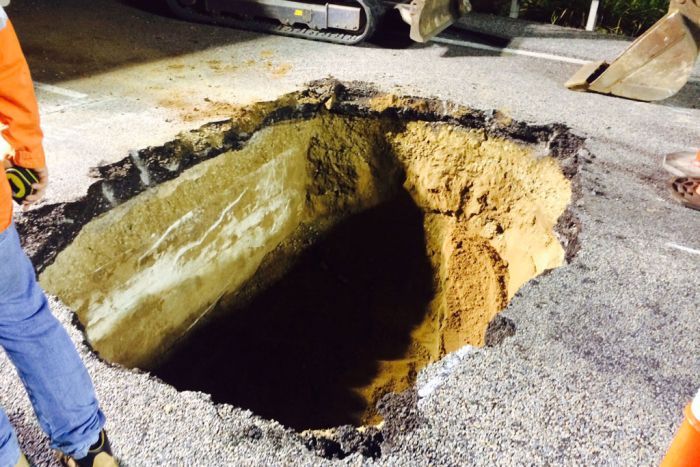 The sink hole on the Bruce Highway near Bowen. Photo: Olivia Reed via ABC The sink hole on the Bruce Highway near Bowen. Photo: Olivia Reed via ABC