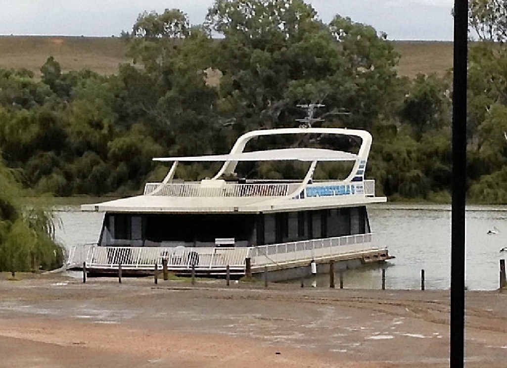 MURRAY VISIT: Unforgettable Houseboat 5 at Bow River on the Murray. MURRAY VISIT: Unforgettable Houseboat 5 at Bow River on the Murray.