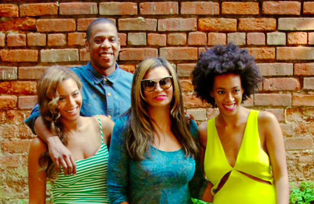 (L-R) Beyonce, Jay Z, Tina Knowles, Solange Knowles (c) Beyonce.com (L-R) Beyonce, Jay Z, Tina Knowles, Solange Knowles (c) Beyonce.com