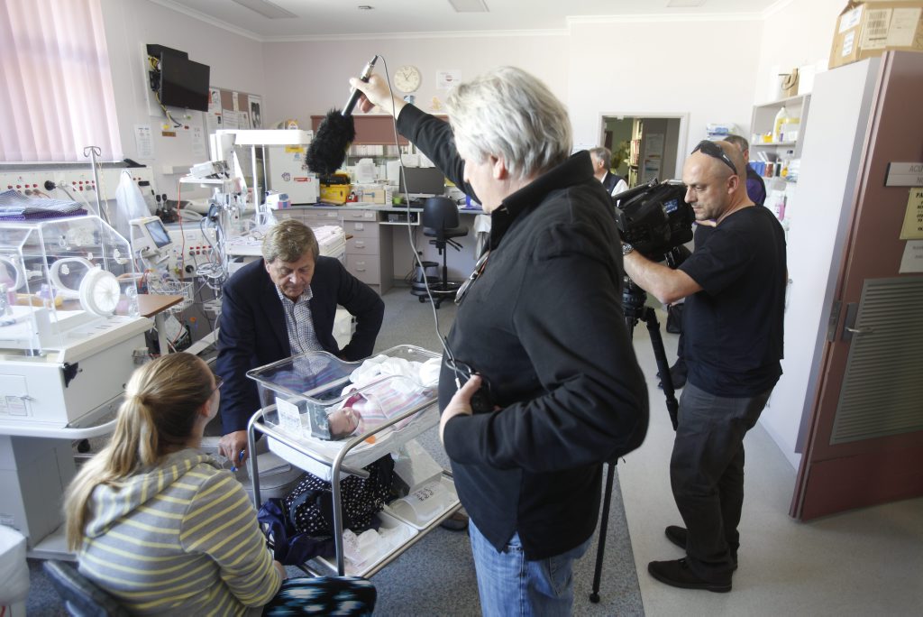 LIFESAVER: Patron of Humpty Dumpty and journalist Ray Martin interviews mum Samantha Durrington at Grafton Base Hospital. Photo: Adam Hourigan / Daily Examiner LIFESAVER: Patron of Humpty Dumpty and journalist Ray Martin interviews mum Samantha Durrington at Grafton Base Hospital. Photo: Adam Hourigan / Daily Examiner