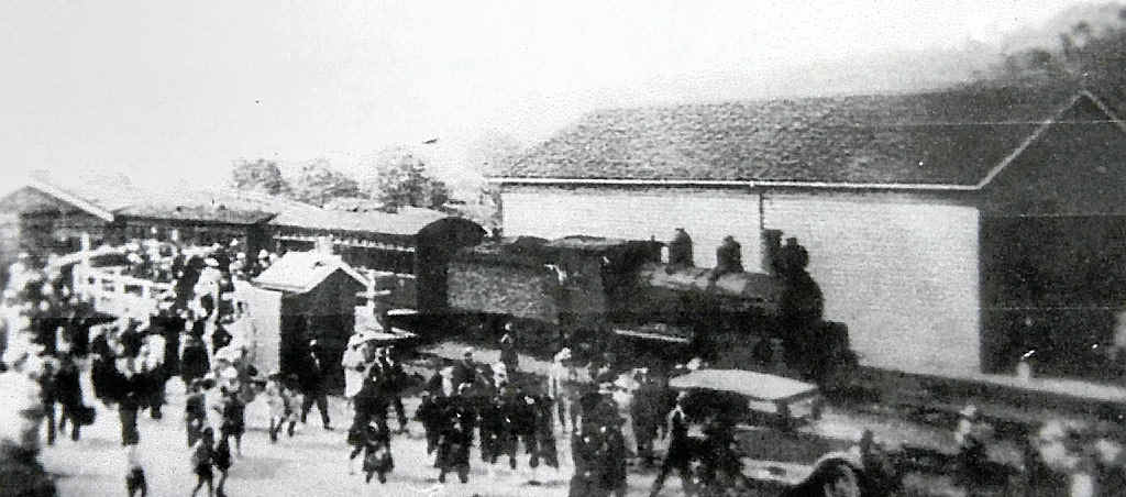 The arrival of an excursion train at Mt Perry. The arrival of an excursion train at Mt Perry.