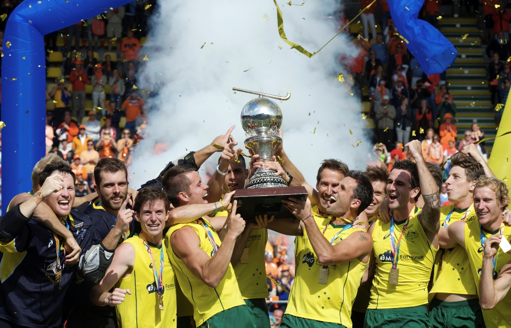 Jeremy Hawyard (left) and Mark Knowles (right) lift the World Cup
Jeremy Hawyard (left) and Mark Knowles (right) lift the World Cup