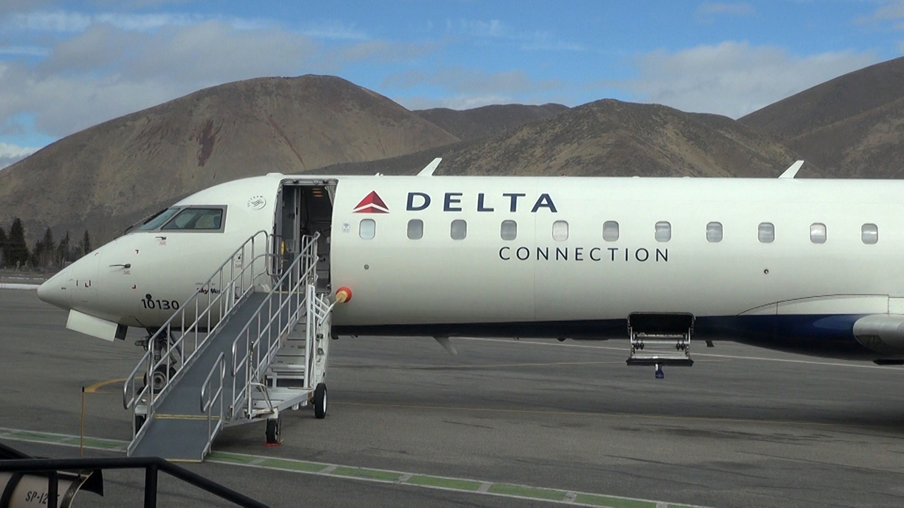 Delta flight at Sun Valley Airport Delta flight at Sun Valley Airport