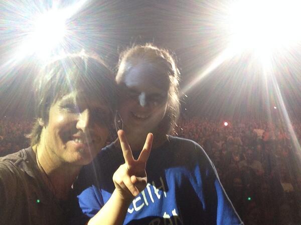 Keith Urban stopped his show after a young girl asked for a 'selfie' with him. Photo: Twitter Keith Urban stopped his show after a young girl asked for a 'selfie' with him. Photo: Twitter