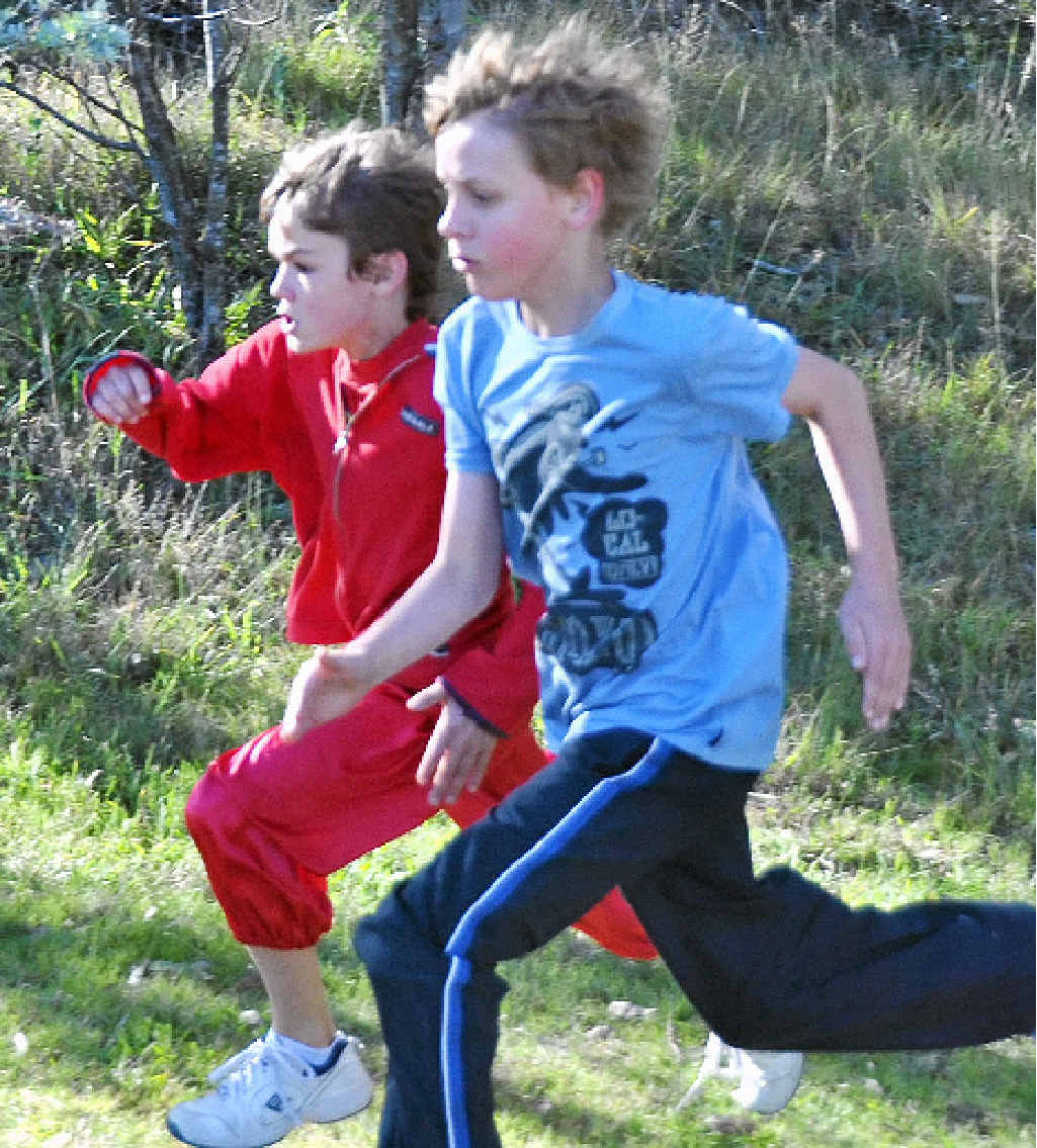 Bennett McLaren (blue shirt) and Cormac Doolan (red shirt) vie for position as they finish the cross country.