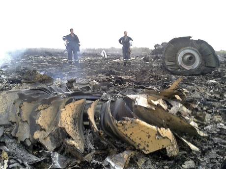 Emergencies Ministry members work at the site of a Malaysia Airlines Boeing 777 plane crash in the settlement of Grabovo in the Donetsk region Emergencies Ministry members work at the site of a Malaysia Airlines Boeing 777 plane crash in the settlement of Grabovo in the Donetsk region
