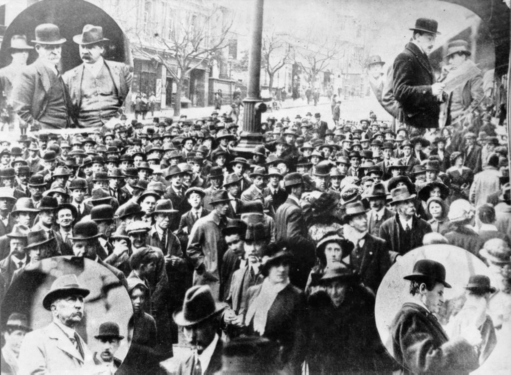 Crowds wait outside the offices of the Melbourne Argus newspaper awaiting news of the outbreak of the war in Europe. Crowds wait outside the offices of the Melbourne Argus newspaper awaiting news of the outbreak of the war in Europe.