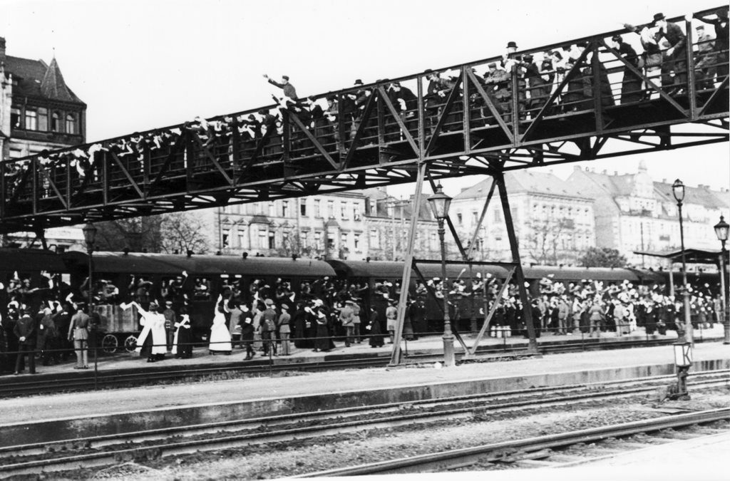 Troops leave the F rth main railway station in southern Germany for the front in early August 1914. Troops leave the F rth main railway station in southern Germany for the front in early August 1914.
