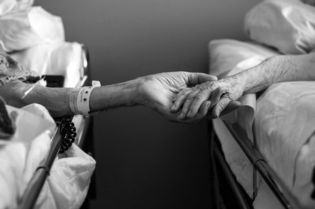 In this photo provided by their granddaughter, Melissa Sloan, Don Simpson, 90, and his wife Maxine, 87, hold hands from adjoining hospice beds in Sloan's home in Bakersfield, Calif. In this photo provided by their granddaughter, Melissa Sloan, Don Simpson, 90, and his wife Maxine, 87, hold hands from adjoining hospice beds in Sloan's home in Bakersfield, Calif.