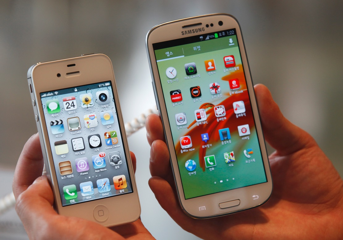 Apple's iPhone 4S (left) beside Samsung's Galaxy S3 Apple's iPhone 4S (left) beside Samsung's Galaxy S3