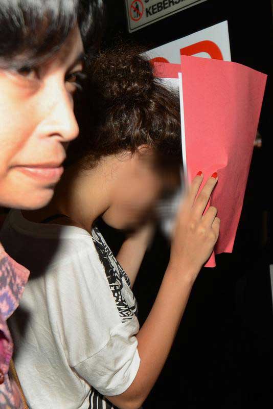 A policewoman escorts Heather Mack (R), suspected in the murder of her mother Sheila von Wiese Mack, while in custody at Bali police hospital in Denpasar on the Indonesian resort island of Bali on August 15, 2014. A policewoman escorts Heather Mack (R), suspected in the murder of her mother Sheila von Wiese Mack, while in custody at Bali police hospital in Denpasar on the Indonesian resort island of Bali on August 15, 2014.