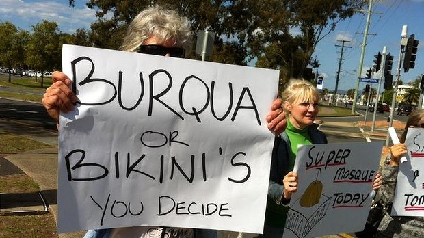 A small group of protesters oppose a proposed mosque in Currumbin. Photo: Tony Moore / Brisbanetimes
A small group of protesters oppose a proposed mosque in Currumbin. Photo: Tony Moore / Brisbanetimes