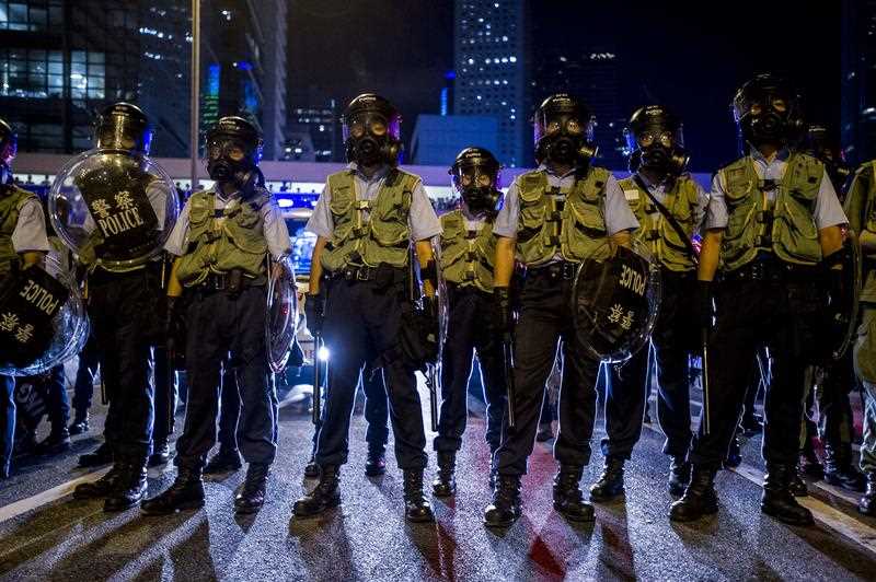 Police officers stand guard during clashes with pro-democracy protesters in Hong Kong on September 28, 2014. Police officers stand guard during clashes with pro-democracy protesters in Hong Kong on September 28, 2014.