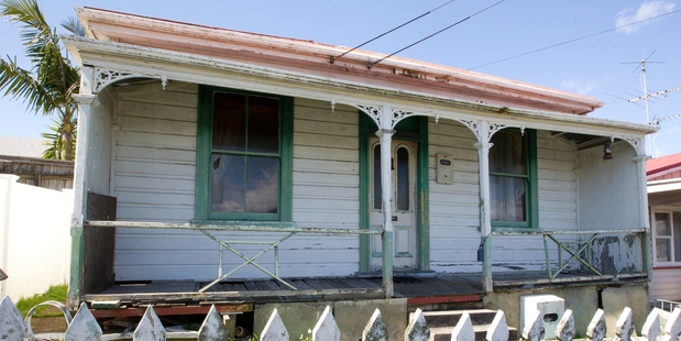The house is likely to attract buyers who want to remove it and build on the 381sq m section. The house is likely to attract buyers who want to remove it and build on the 381sq m section.