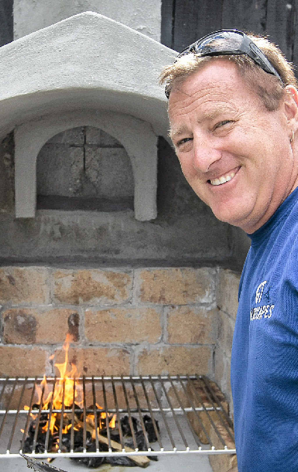 The finished outdoor barbecue, plastered and fitted with fire bricks. The finished outdoor barbecue, plastered and fitted with fire bricks.