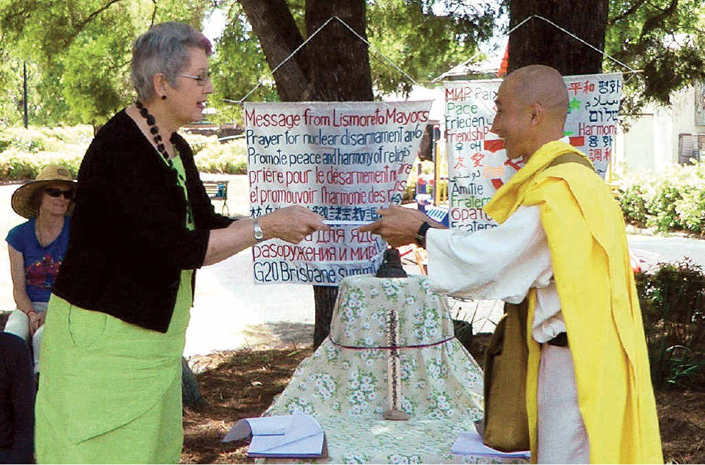 Lismore Mayor Jenny Dowell presents Toyoshige Sekiguchi with a letter to the Lord Mayor of Brisbane, Graham Quirk, inviting him to join Mayors for Peace. Lismore Mayor Jenny Dowell presents Toyoshige Sekiguchi with a letter to the Lord Mayor of Brisbane, Graham Quirk, inviting him to join Mayors for Peace.